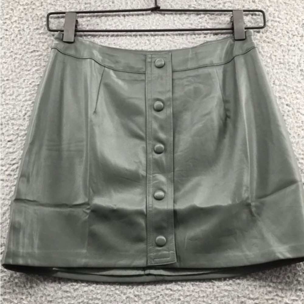 Lulu’s vegan leather button mini skirt grey